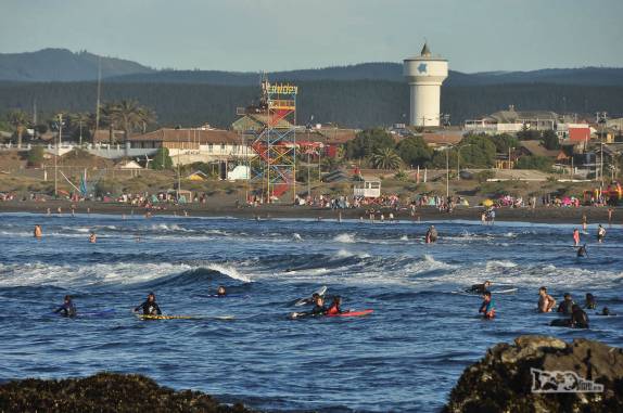 Aula de surf em praia de Pichilemu, no litoral central do Chile